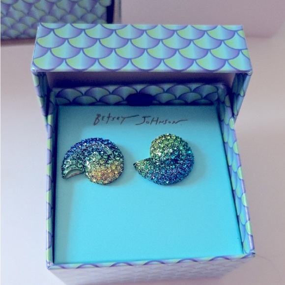 Betsey Johnson Teal Shell Stud Earrings. New In Box - Picture 1 of 5